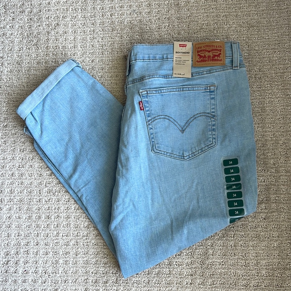 Levis Women’s Boyfriend Mid Rise Jeans Sz18